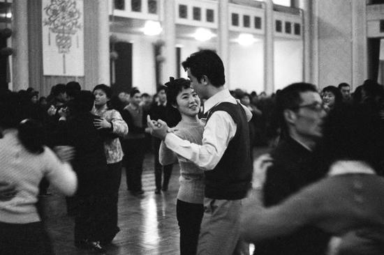 1978年除夕夜,首都群众春节联欢晚会在人民大会堂举行,被禁多年的交谊舞又出现在中国。摄影|李晓斌