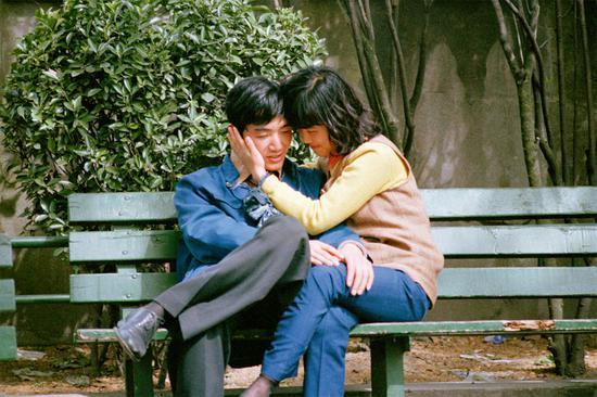 1981年,上海外滩,热恋中的情侣。谈恋爱不再是禁忌,人们可以在公共场所拥抱了。摄影|李晓斌