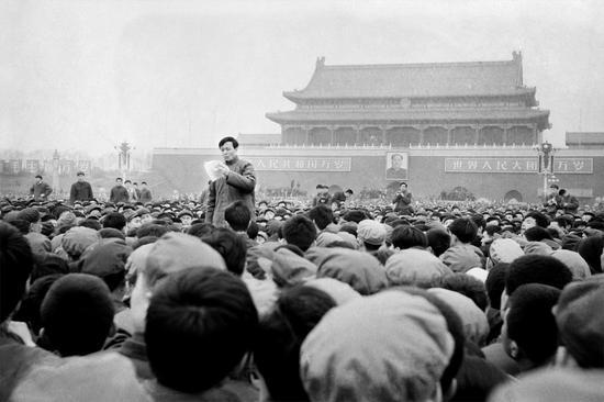 1976年4月4日上午,天安门广场,北京红旗越剧团导演李铁华发表演讲。摄影|李晓斌