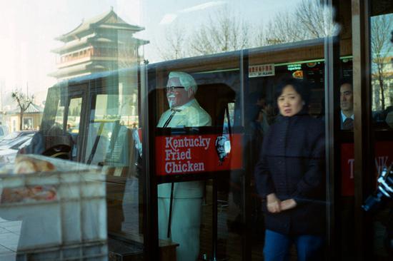 1987年11月12日,肯德基前门店正式对外营业。这是肯德基在中国的第一家门店,距离正阳门咫尺之遥。摄影|李晓斌