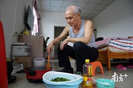 在艺术团,为了让舟舟好好吃饭,胡厚培每顿都给舟舟开小灶。