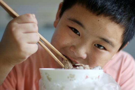 2019年9月8日,路子宽在病房里大口吃饭,为了达到捐献标准,他已经增肥了三十多斤。 新京报记者 陈婉婷 摄