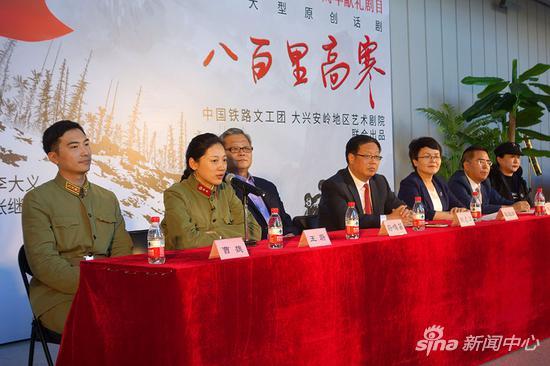 铁路文工团青年演员曹魏在剧中饰演青年姜家修,王蔚饰演女人公杜峥嵘。