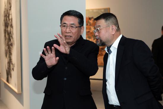 从左至右:杨飞云与贺丹