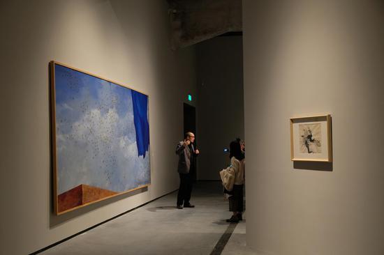 朱青生在展览现场为媒体导览