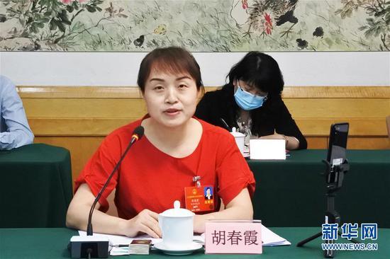5月23日,全国人大代表胡春霞在参加分组审议政府工作报告时发言。 新华社记者 吴雨 摄