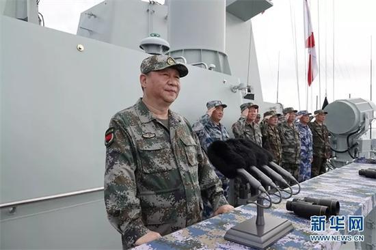 2018年4月12日上午,中央军委在南海海域隆重举行海上阅兵,展示人民海军崭新面貌,激发强国强军坚定信念。习近平检阅部队并发表重要讲话。这是习近平检阅海上编队。新华社记者 李刚 摄
