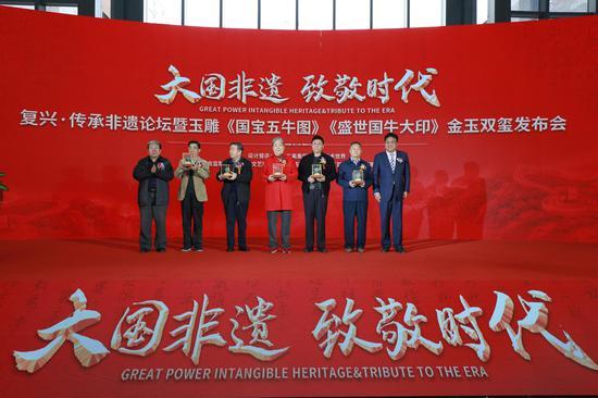 《盛世国牛大印》金玉双玺(翡翠版)被赠送给曾任空军指挥学院副院长,全国妇联副主席,一等功臣、空军少将,女英雄人物 刘晓莲,文化部原副部长,故宫博物院原院长郑欣淼,军委办公厅保密局原局长、少将 刘怀彦,国防大学研究生院原院长少将刘春志,空军指挥学院原副院长、少将 刘海南
