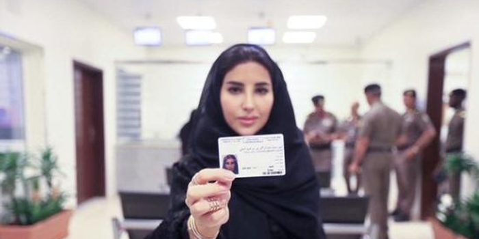 历史性时刻:首批沙特女性获得驾照 王储力推解