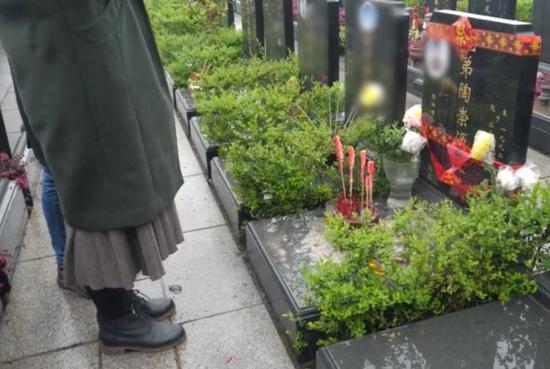 3月26日,陶晓和家人去墓园祭奠陶崇园。图 / 网络