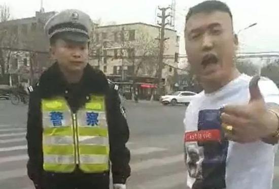 除此之外,在快手你还能看到各种自虐视频,低俗段子,和行为怪异的人。