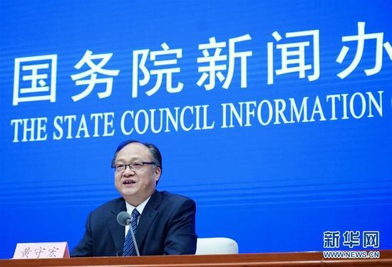 5月22日,国务院新闻办邀请政府工作报告起草组负责人、国务院研究室主任黄守宏解读政府工作报告有关情况。 新华社记者 陈建力 摄