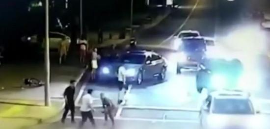 刘海龙手中的刀不慎掉落后,被于海明捡起,据警方通告,于海明在7秒内共刺砍5刀。视频截图