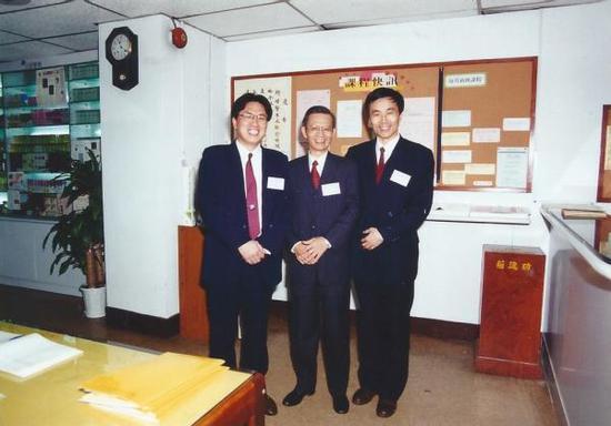 1994年12月24日作者何燕生(左)与霍韬晦先生(中)合影于香港法住学会
