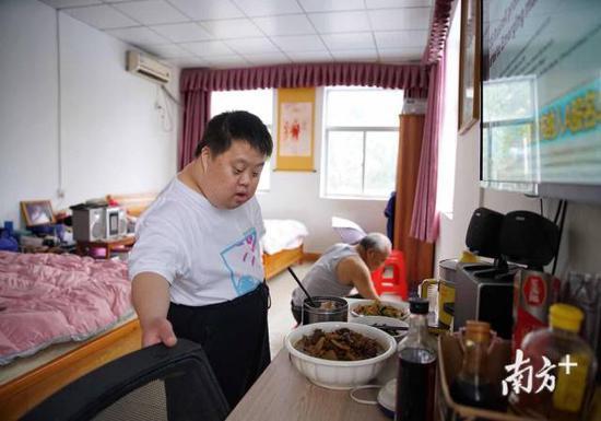 舟舟是“肉大王”,喜欢吃肉,看到午饭有一大碗鸡,舟舟非常开心。