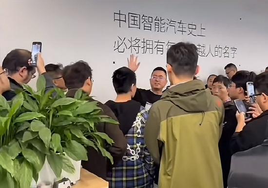 极越、百度计划召开线上会议,就员工社保、赔偿金问题进行谈判