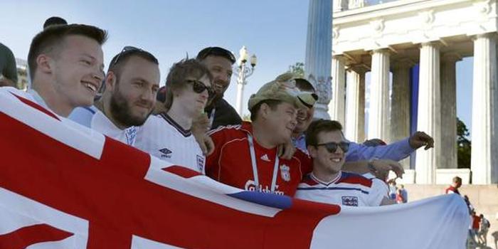 不再打架 英格兰球迷夸在俄罗斯受到热情欢迎