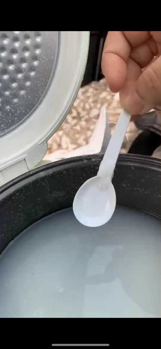在高速路的服务区,陈灵借电后第一次煮粥。受访者供图