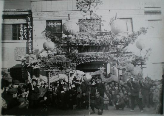 徐沟城70年代末柏叶彩门楼