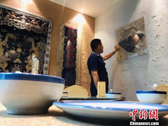 李维东在“老物件包厢”内介绍“陇锈”作品。 艾庆龙 摄