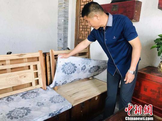 图为“博物馆餐厅”中由老箱子制成的沙发。 艾庆龙 摄