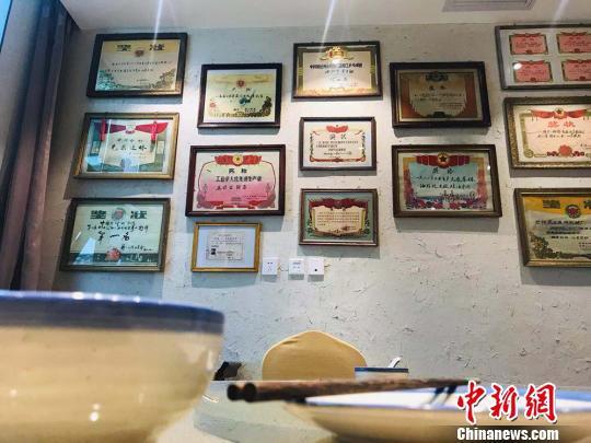 图为“博物馆餐厅”内布设的上世纪奖状。 艾庆龙 摄