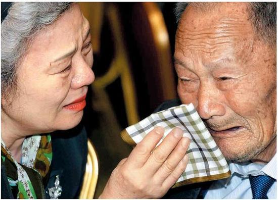 时隔60多年再聚的韩朝离散家属们在金刚山的2天3夜中总共相聚12个小时,10月22日迎来的可能是此生最后的离别。来自韩国的女儿李正淑正在用手巾为父亲擦拭眼泪。/联合采访团 供图
