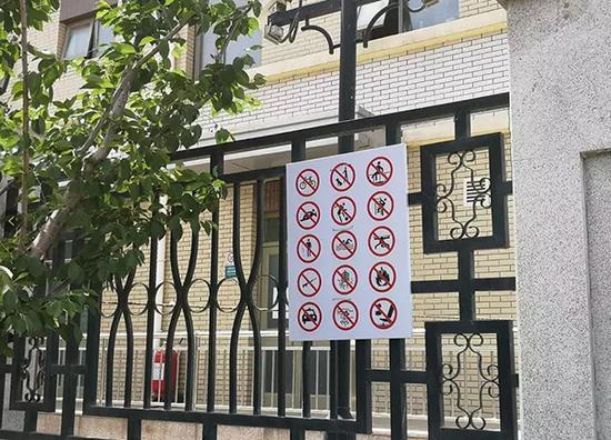 事发后公园在醒目位置张贴出包括“禁止无人机飞行”的警示牌