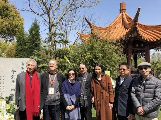傅雷墓前,傅敏(左四)与参加纪念活动的相关学者