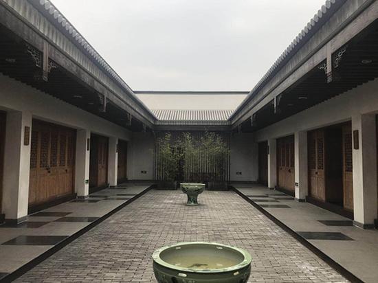 仿古式建筑风格,孔令宏的办公室在左边第一间