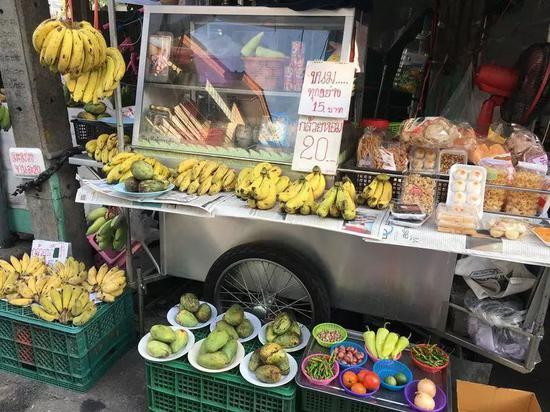 ▲泰国曼谷的街头水果摊(汤森路透基金会)