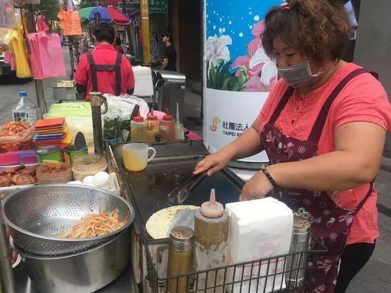 ▲台北市街头一位正在经营的小贩(汤森路透基金会)