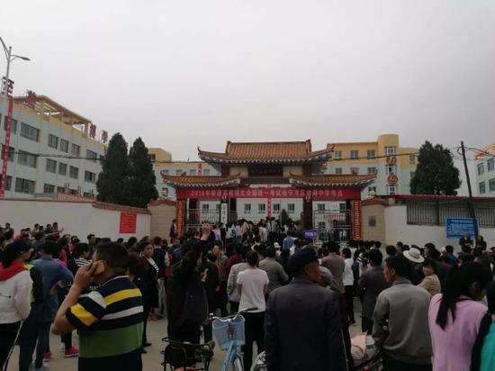 6月7日,高考第一天,会师中学考点,家长们等在校门口。王双兴 摄