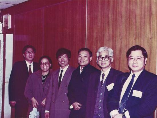 1994年12月23日至27日在香港法住学会举行的由霍韬晦先生举办的“佛教的现代挑战”国际会议上的部分学者合影。左起:何燕生、唐亦男、赖永海、龚鹏程、傅伟勋、游祥洲。摄于1994年12月24日香港法住学会。