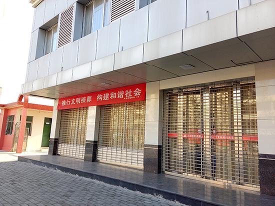 大余县街头,多处悬挂“文明殡葬”宣传条幅。澎湃新闻记者 于亚妮 图