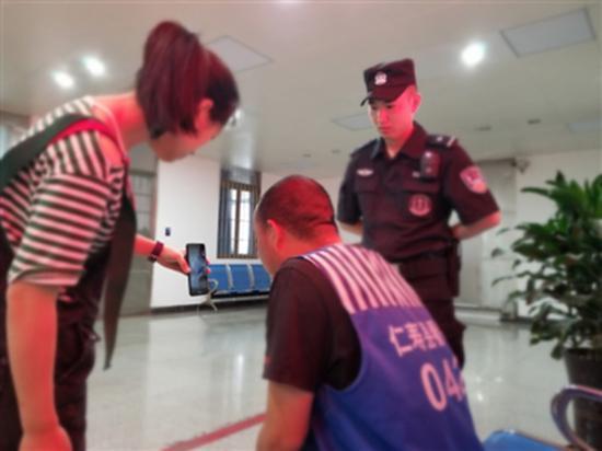 毛衫通过手机视频和母亲见最后一面 成都商报 图