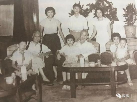 胡志明到刘少奇家做客(翻拍于刘源新书)