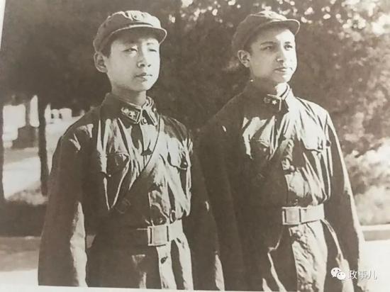1964年,刘源第一次当兵锻炼时与李勇(右,李富春外孙)的合影(翻拍于刘源新书)