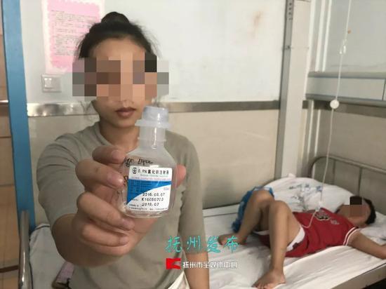 ▲患儿家属向记者出示过期药品的药瓶(资料图)