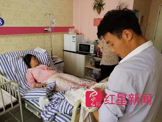 产妇赵洋洋和家人
