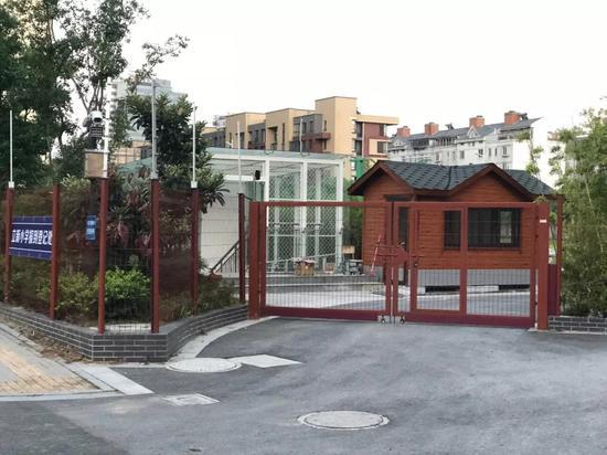 “打工子弟小学”立新小学出入的操场侧门。新京报记者王文秋 摄