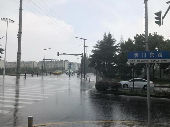 事发地的大十字路口,位于震川路与顺帆路交界处。王一然 摄