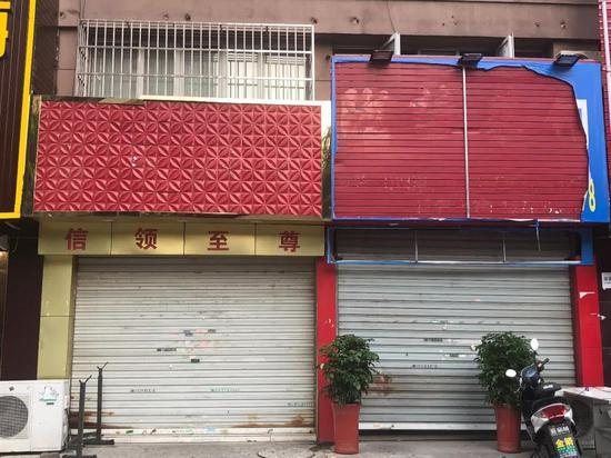 左边店铺是刘海龙的“聚业典当”,目前店名已经撤下。王一然 摄