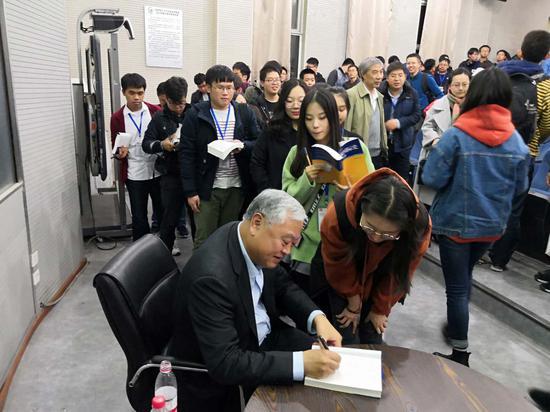 (沈志华教授为现场的朋友们签名留念)