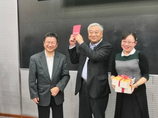 (沈志华教授和章少红总编一起向首师大图书馆党委书记付冉赠书)