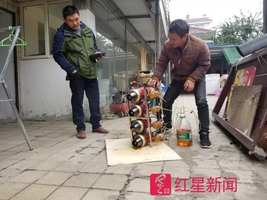 ▲舒满胜(右)和丁凯在调试发动机 图据红星新闻
