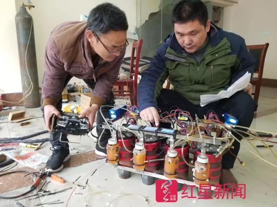 ▲舒满胜(左)和丁凯在调试发动机 图据红星新闻