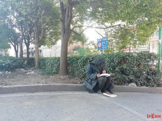沈巍说,现在他每天有两件事,捡垃圾和读书。