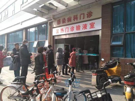 武汉协和医院发热门诊外排着长队。新京报记者海阳 摄