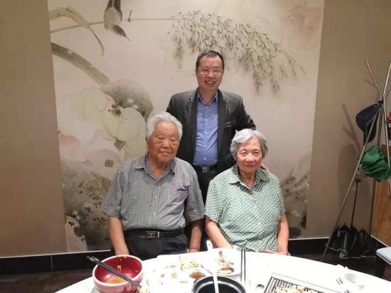 仲跻昆教授(左)、北大阿语系主任林丰民教授(中)